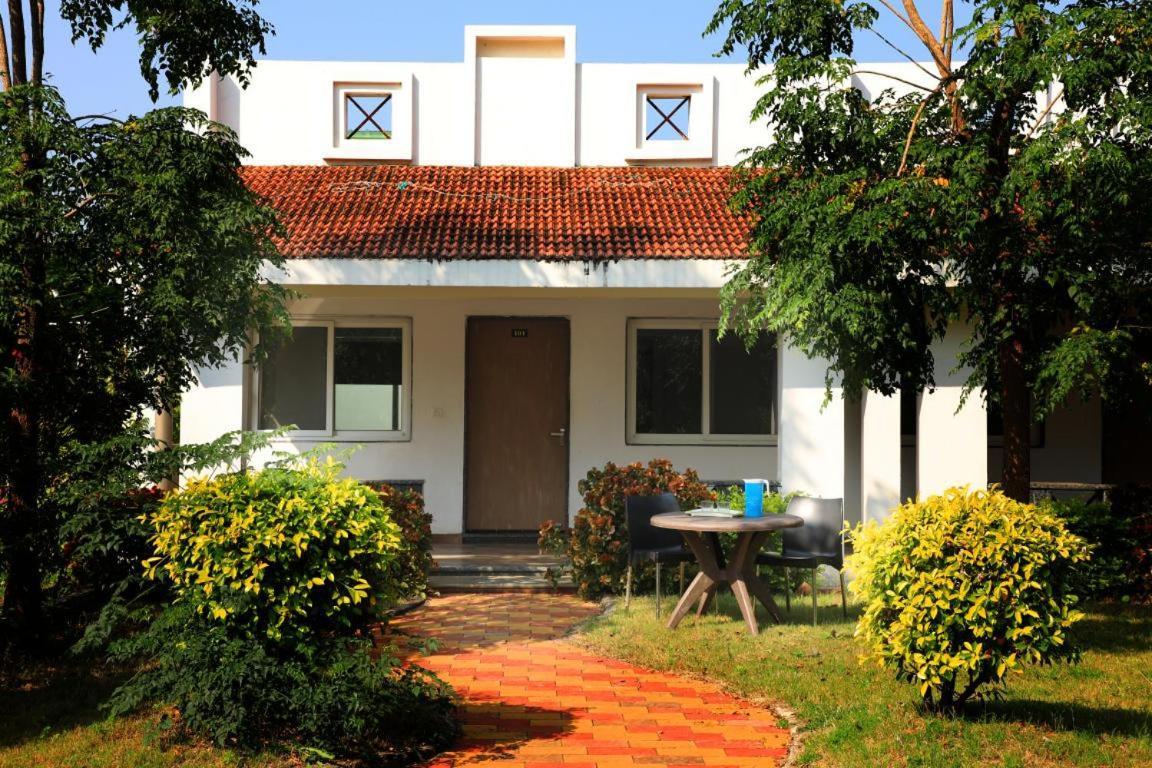 Nisarg Resort Jabalpur Buitenkant foto